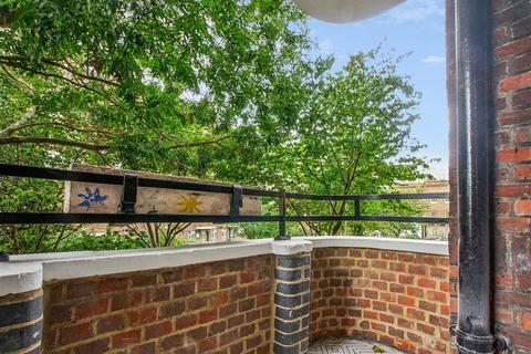 3 bedroom flat for sale, Huntsman Street, London SE17