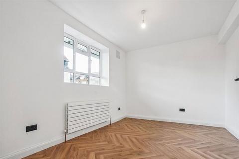 3 bedroom flat for sale, Huntsman Street, London SE17