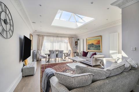22 Fairfields Close, London, NW9 0PH