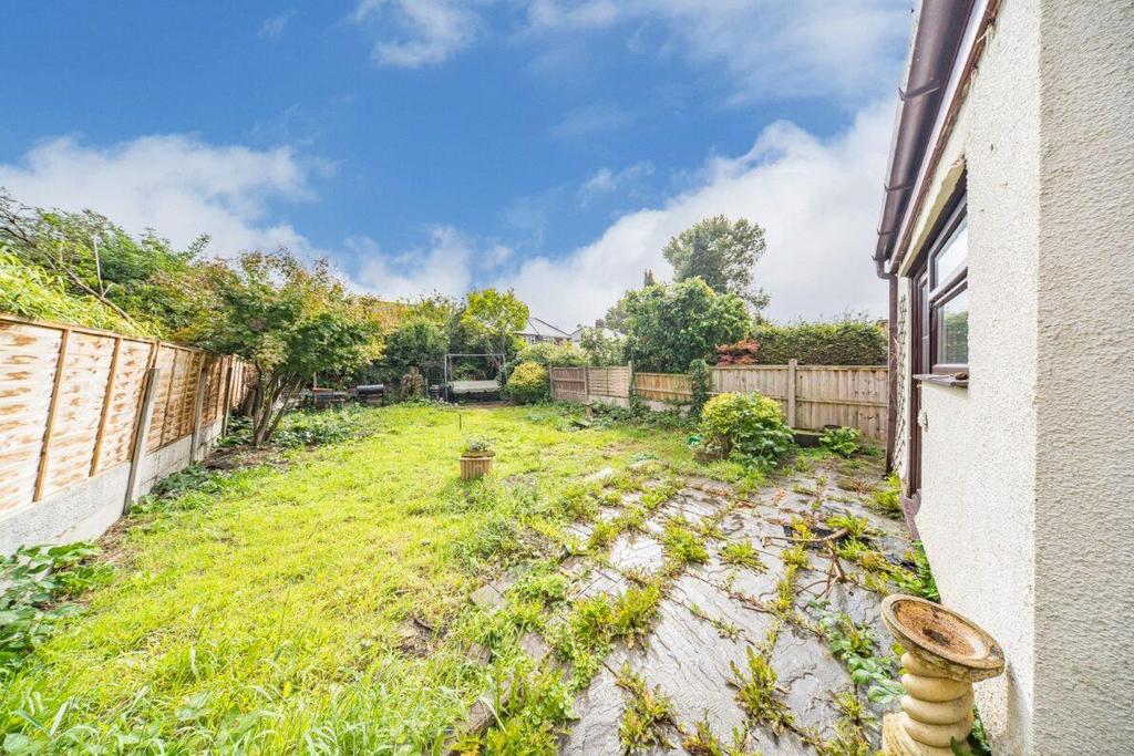 7 Stapleton Avenue garden.jpg