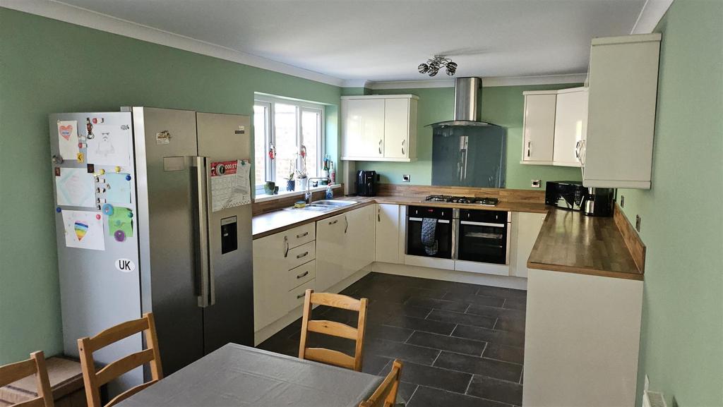 Kitchen02.jpg