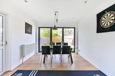 undefined, Chertsey Road, Twickenham, TW2
