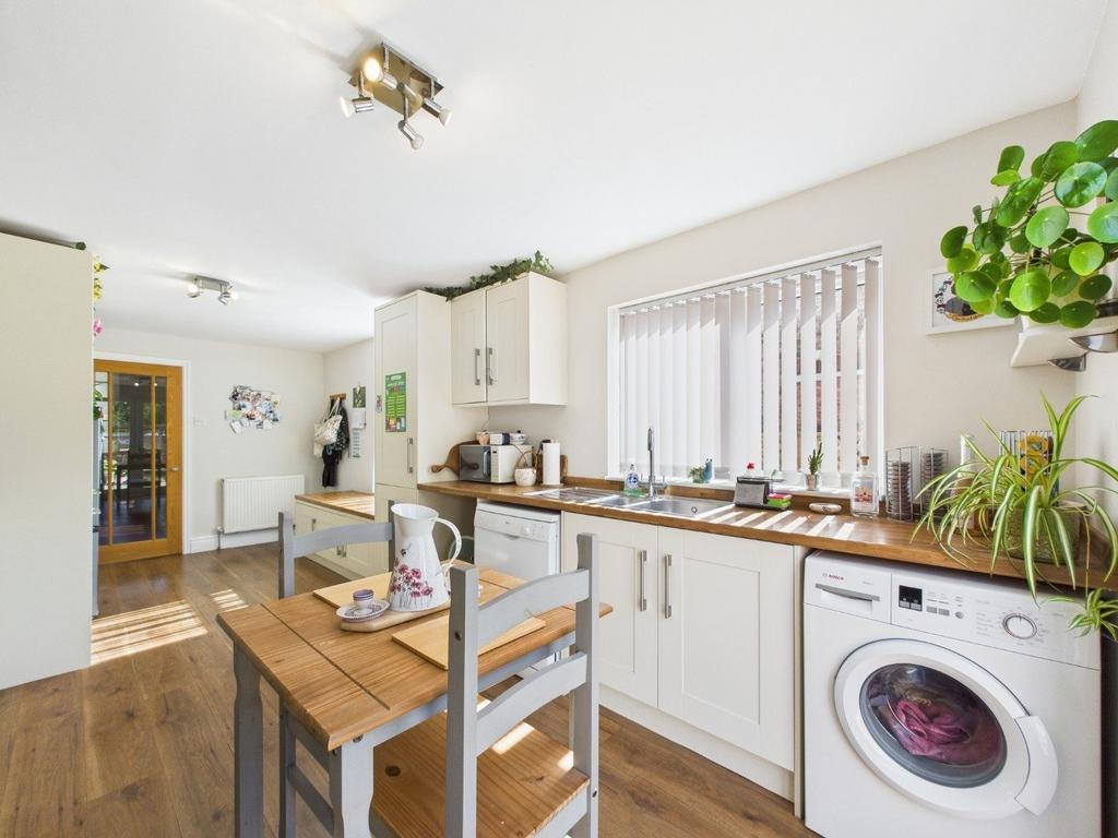 Kitchen/Dining Area