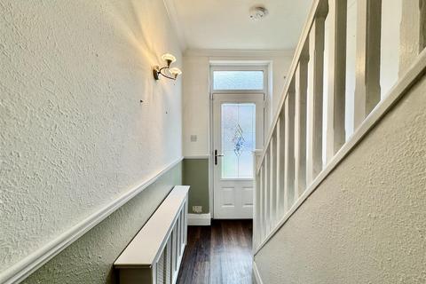 3 bedroom semi-detached house for sale, Benomley Road, Almondbury, Huddersfield, HD5 8LS