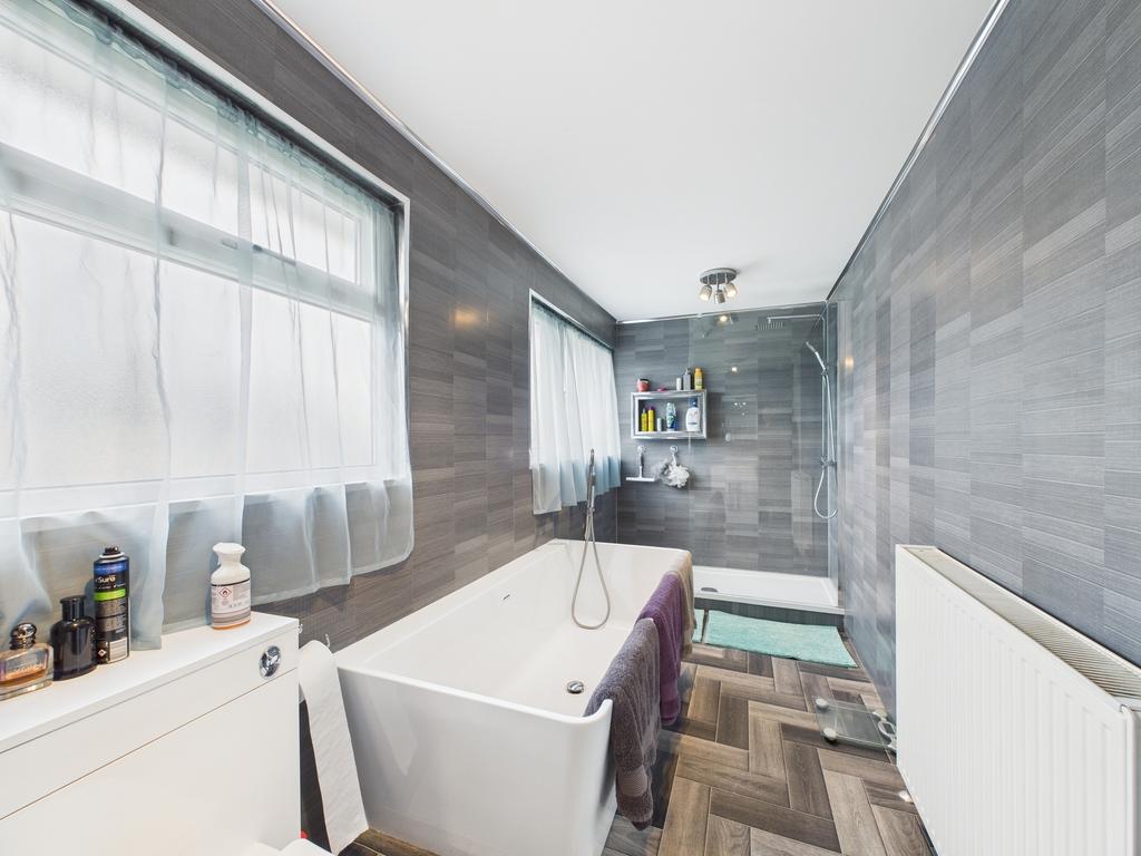 Bath & shower room