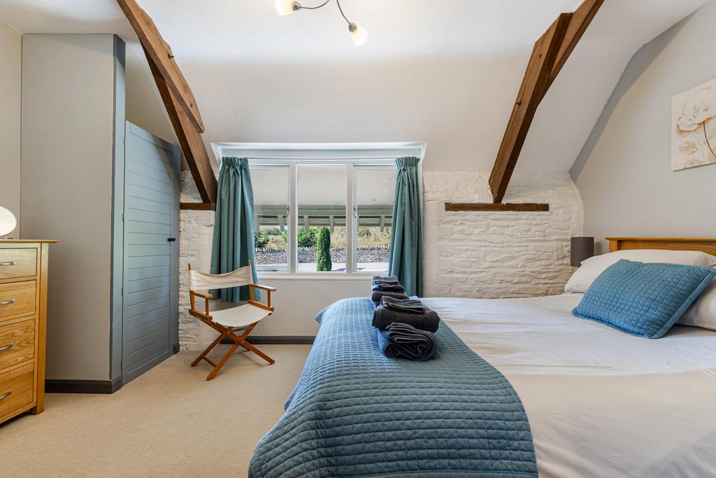 A09 - Hobbit Cottage Noss Mayo - 250912