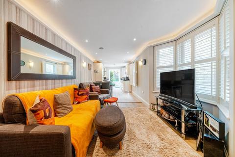 2 bedroom flat for sale, Lynette Avenue, London, SW4