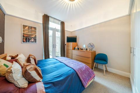 2 bedroom flat for sale, Lynette Avenue, London, SW4