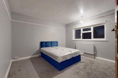 1 bedroom in a house share to rent, Iveagh Avenue, Ealing, NW10