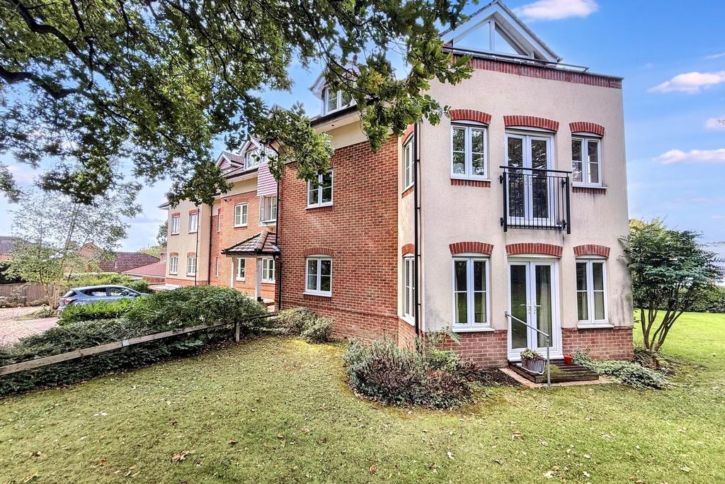 Chandlers Ford 2 bed flat for sale - £320,000
