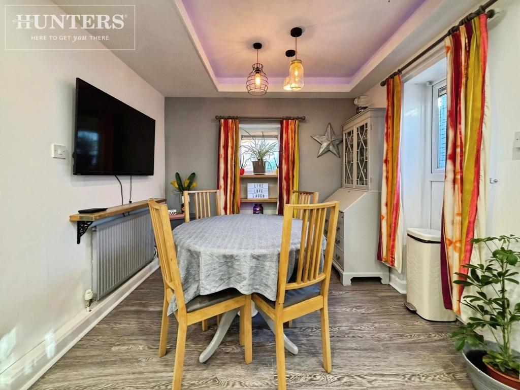 Pbox-dining room-338400.jpeg