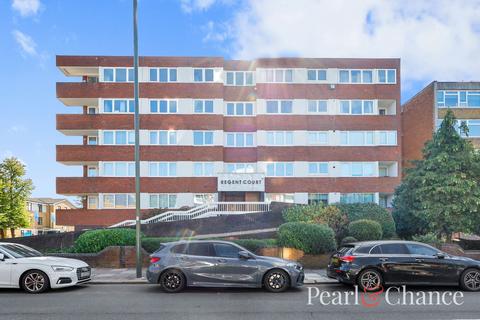 3 bedroom apartment to rent, Regent Court, Ballards Lane, N3
