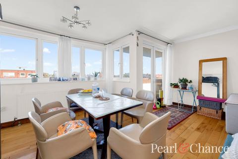 3 bedroom apartment to rent, Regent Court, Ballards Lane, N3