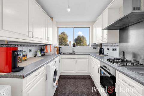 3 bedroom apartment to rent, Regent Court, Ballards Lane, N3