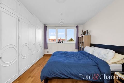 3 bedroom apartment to rent, Regent Court, Ballards Lane, N3