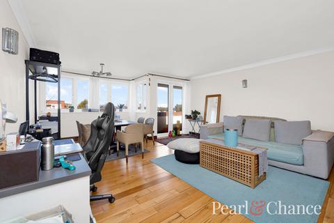 3 bedroom apartment to rent, Regent Court, Ballards Lane, N3