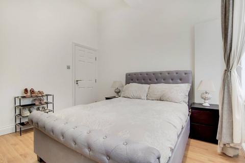 2 bedroom flat to rent, Warwick Road, Earls Court, London, SW5