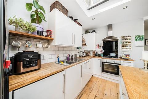 2 bedroom flat for sale, Shardeloes Road, London SE14