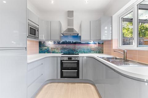 54 Cameron Close, Hailsham, BN27 3WF