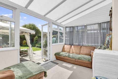 10 Brentwick Gardens, Brentford, TW8 9QL