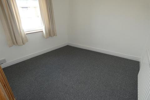 2 bedroom flat to rent, Biddlestone Road, Heaton