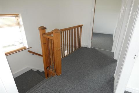 2 bedroom flat to rent, Biddlestone Road, Heaton