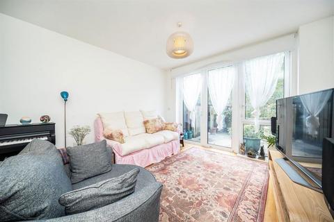 3 bedroom flat for sale, Beaufort Gardens, London E1