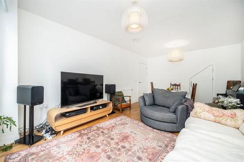 3 bedroom flat for sale, Beaufort Gardens, London E1