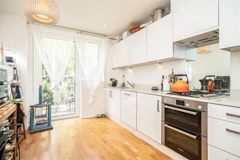 3 bedroom flat for sale, Beaufort Gardens, London E1