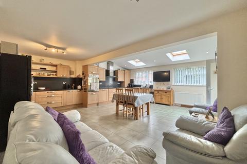 4 bedroom semi-detached house for sale, Penrhos Avenue, Fleetwood FY7