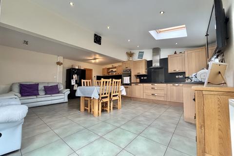 4 bedroom semi-detached house for sale, Penrhos Avenue, Fleetwood FY7