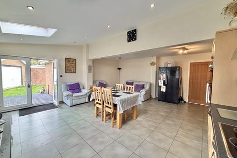 4 bedroom semi-detached house for sale, Penrhos Avenue, Fleetwood FY7