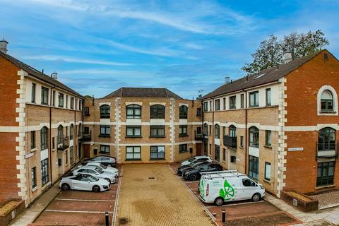 Windsor Court, Corner Hall, HP3