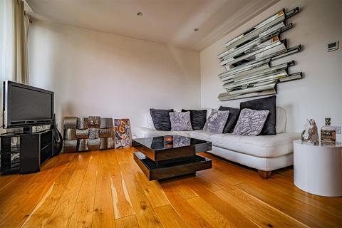 2 bedroom apartment for sale, Windsor Court, Corner Hall, HP3