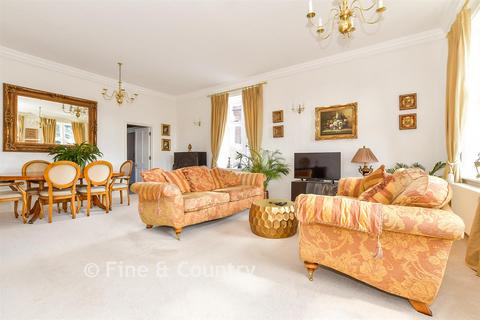 2 bedroom flat for sale, North Frith Park, Tonbridge TN11