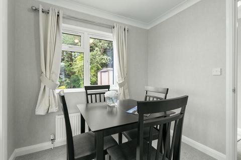 undefined, Barnet