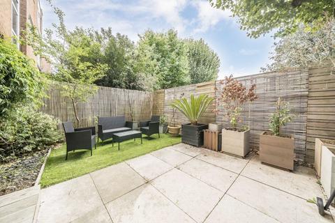 25 Kingham Close, London, SW18 3BX