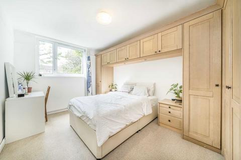 25 Kingham Close, London, SW18 3BX