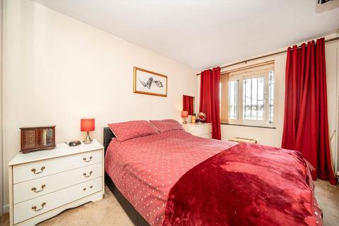 2 bedroom flat for sale, Discovery Walk, London E1W
