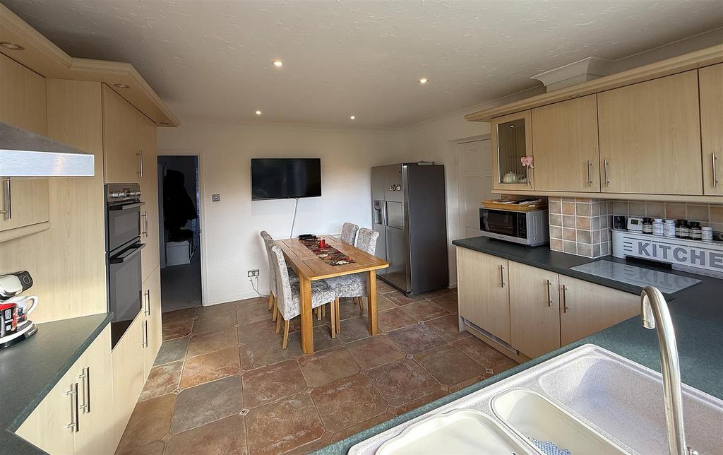 Kitchen 1.jpg