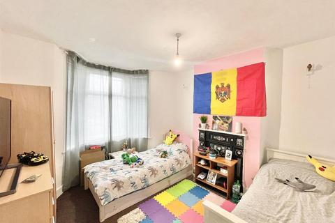 3 bedroom terraced house for sale, Blackhorse Lane, London E17