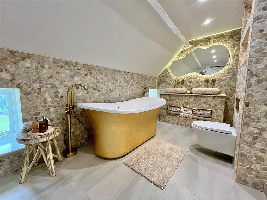 En Suite Bathroom - image one.jpg