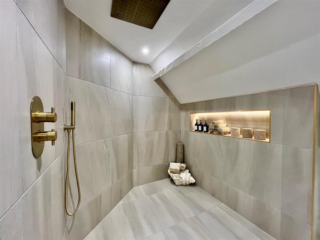 En Suite Bathroom - image three.jpg
