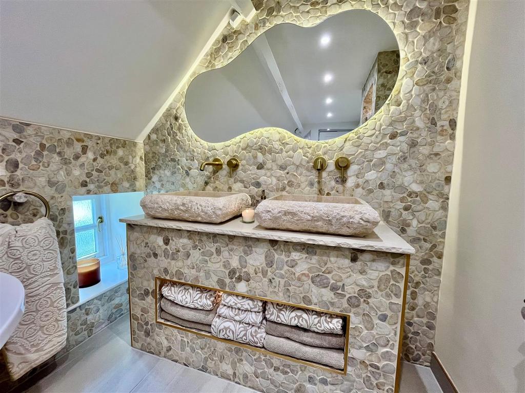 En Suite Bathroom - image two.jpg