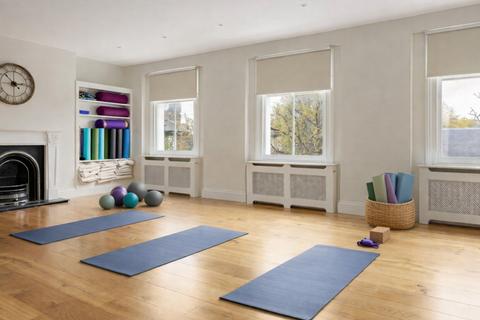30 Pembroke Gardens, London, W8 6HU