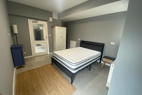 1 bedroom flat to rent, 50 Bushey Grove Road  Room 7 Bushey  WD23 2JJ