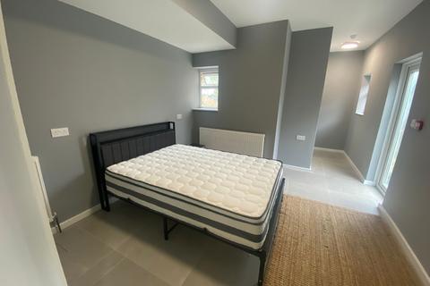 1 bedroom flat to rent, 50 Bushey Grove Road  Room 7 Bushey  WD23 2JJ