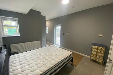 1 bedroom flat to rent, 50 Bushey Grove Road  Room 7 Bushey  WD23 2JJ