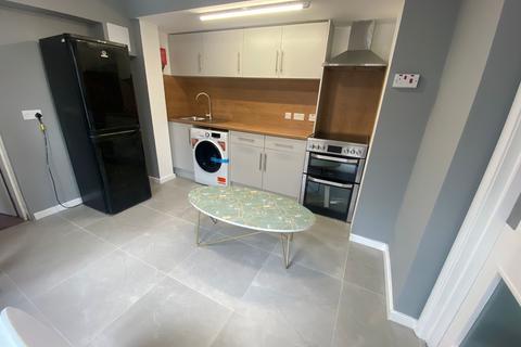 1 bedroom flat to rent, 50 Bushey Grove Road  Room 7 Bushey  WD23 2JJ