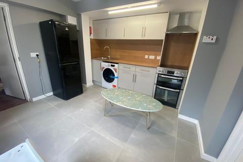 1 bedroom flat to rent, 50 Bushey Grove Road  Room 7 Bushey  WD23 2JJ